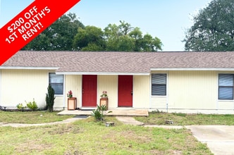 Building Photo - "Charming 2-Bedroom Apartment Retreat in Mary Esther!"