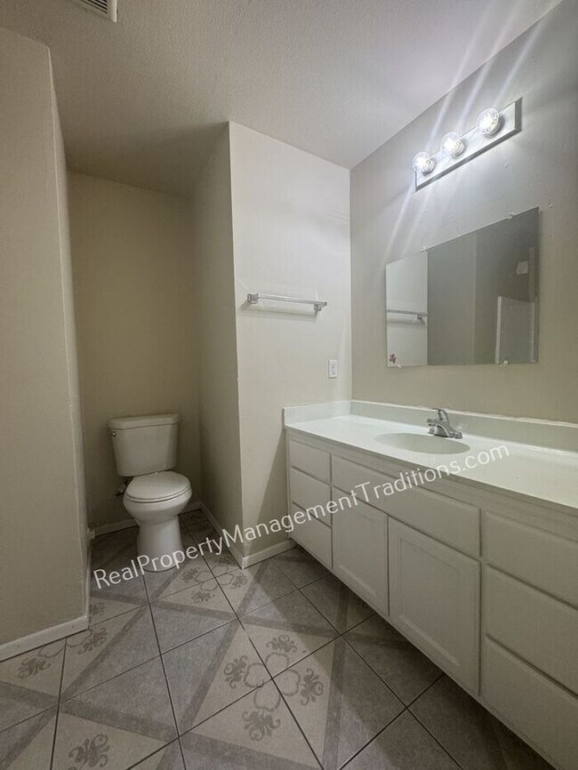 Building Photo - Large Lot 4 + 2 in Lake Los Angeles