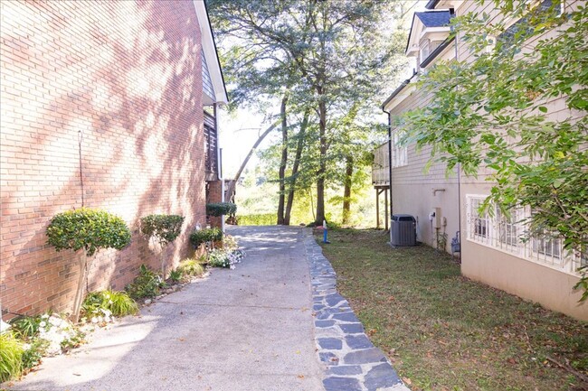 Building Photo - Spacious 4/3.5 in Highly Sought-After Buck...