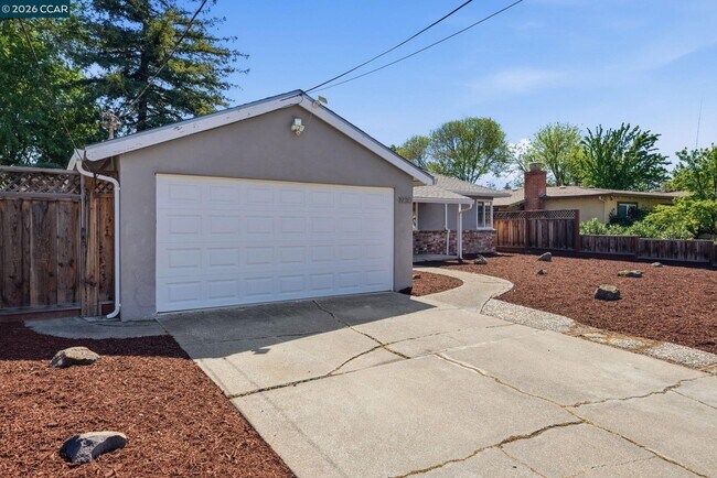 Building Photo - 1930 Sunshine Dr