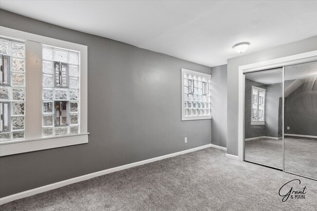 Building Photo - 6 bedroom 2 bath $2350