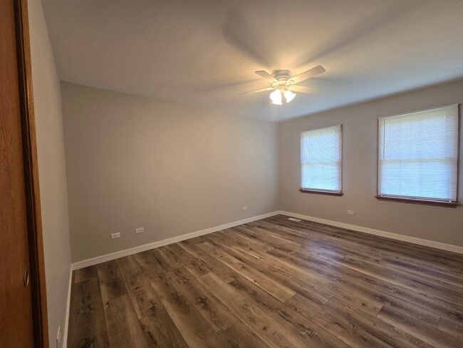 Building Photo - 1565 Old Barn Cir