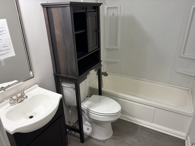 Building Photo - 2 Bed / 1 Bath Rental House in Huntsville, AL 35811