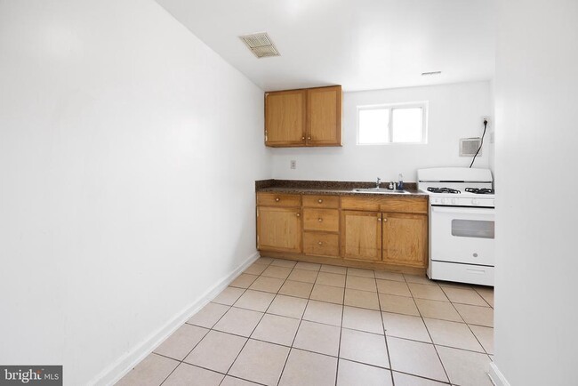 Building Photo - 3816 W Bay Ave