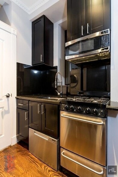 Building Photo - 10TH AVE.