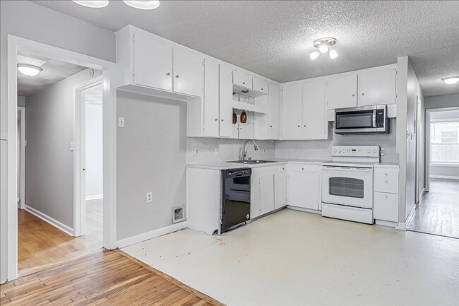 Building Photo - 6046 Hugo Dr