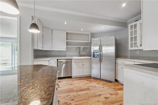 Building Photo - 3127 N Riverside Dr