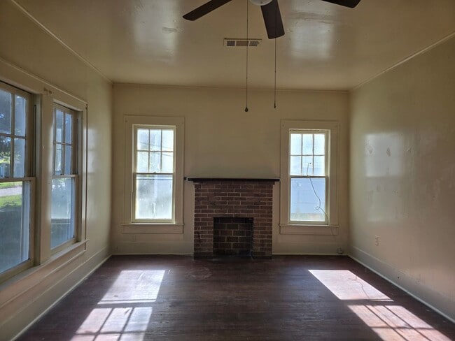 Building Photo - 2216 Olive St