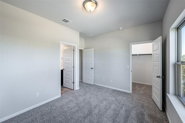 Building Photo - 104 Chalk Lake Cove