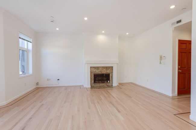 Building Photo - Spacious 3 Bed / 2 Bath Flat with garage parking in Outer Richmond. YouTube tour!