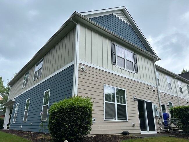 Building Photo - End Unit 3 Bed | 2.5 Bath Townhouse in Cha...