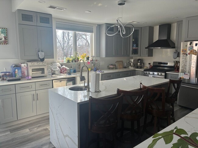 Building Photo - 4 BED 3.5 BATH RENOVATED HOUSE WITH AC LAUNDRY OUTDOOR SPACE!