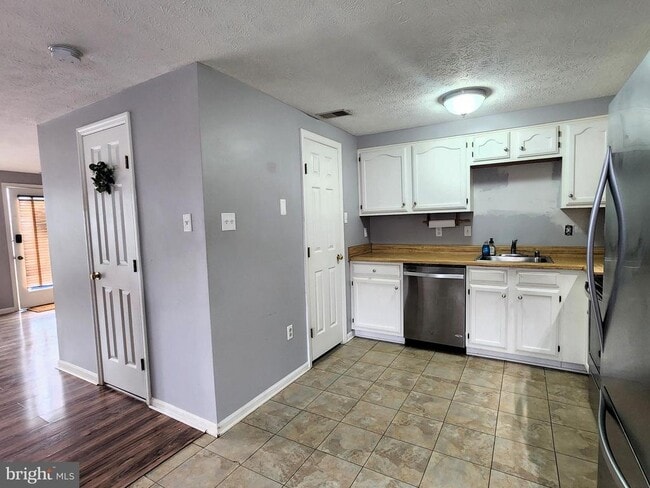 Building Photo - 557 Cascade Way