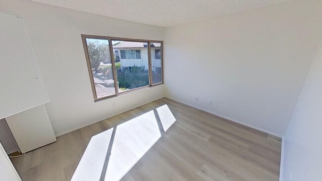 Building Photo - Bright and Spacious 2-Bedroom Condo in Gol...