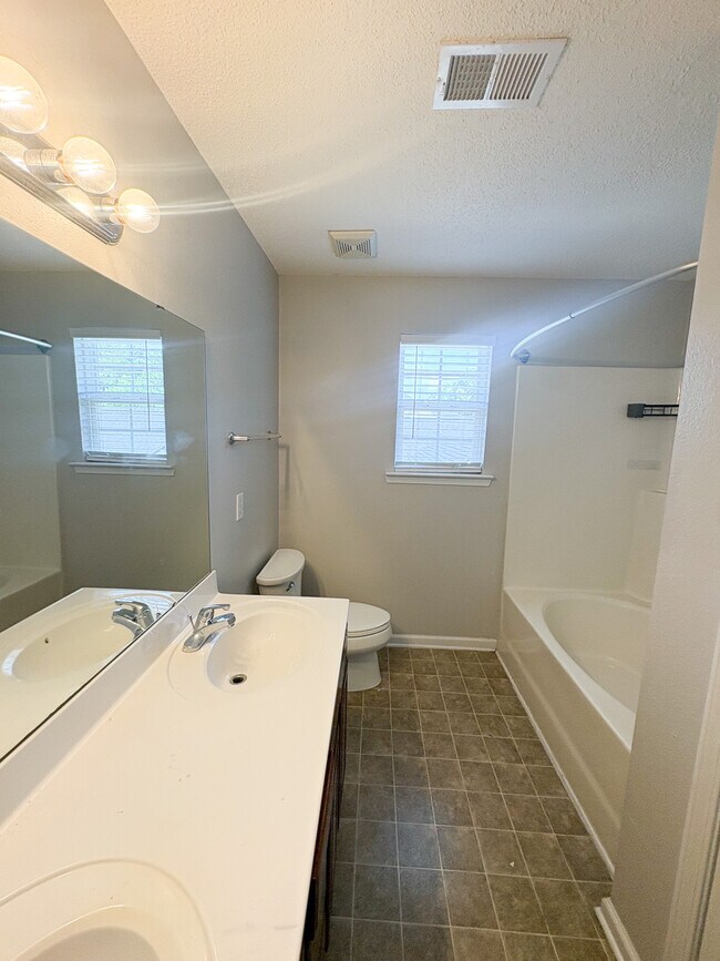 Building Photo - 159 Savannah Hills Dr