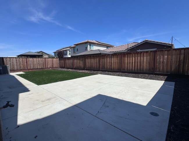 Building Photo - Stunning 4 Bedroom 3.5 Bath Home WITH SOLA...