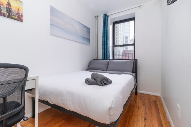 Building Photo - 248 E 91st St