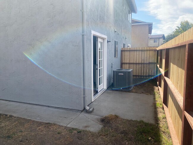 Building Photo - Available Soon! 2 bedroom 1.5 bath home in Lodi