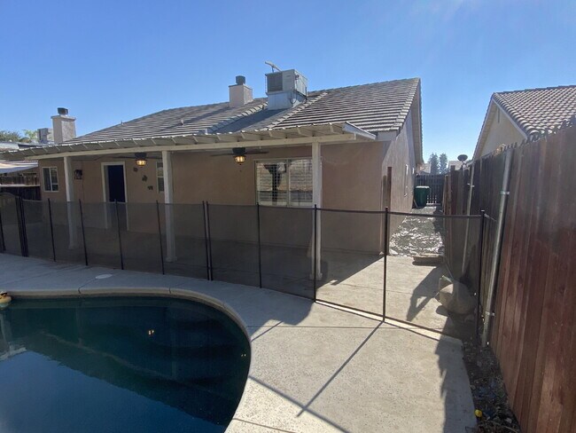 Building Photo - 4 Bed, 2 Bath beautiful home with pool