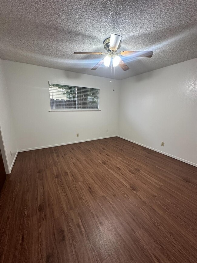 Building Photo - 220 Pollasky Ave