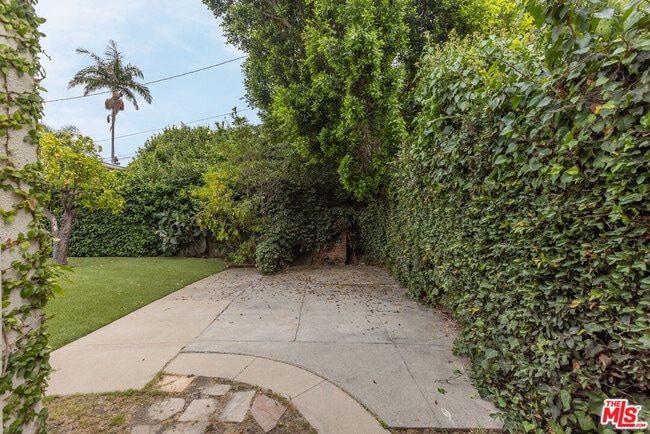 Building Photo - 459 S Bundy Dr