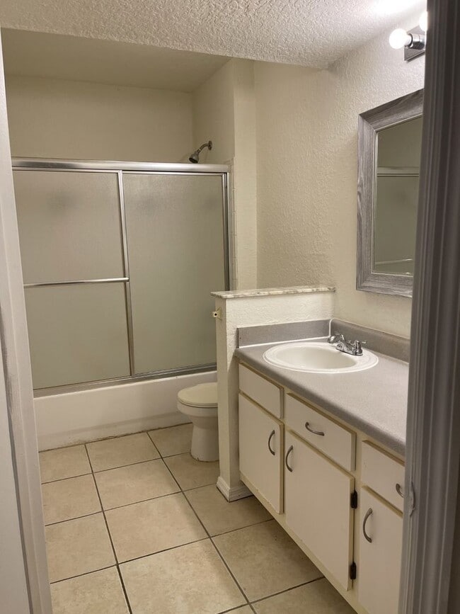Building Photo - Beautiful 1st floor, 3 bedroom/2 bath cond...