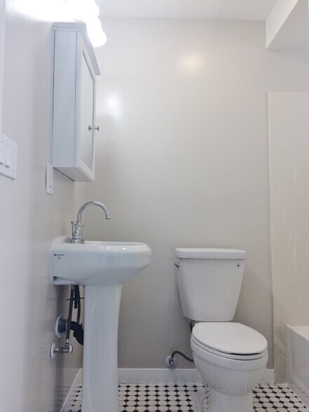 Building Photo - 1522 Willow Street Apt B