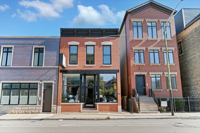 Primary Photo - 2239 N Clybourn Ave