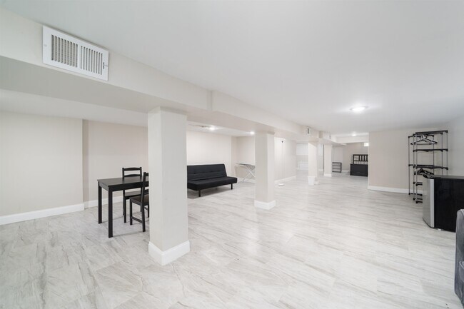 Building Photo - 1306 27th St