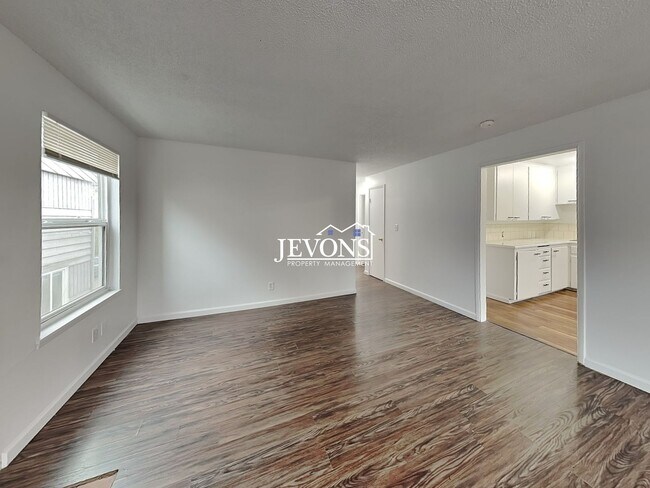 Building Photo - Charming 2-bedroom apartment just minutes from Pritchard Island Beach, with easy access to I-5