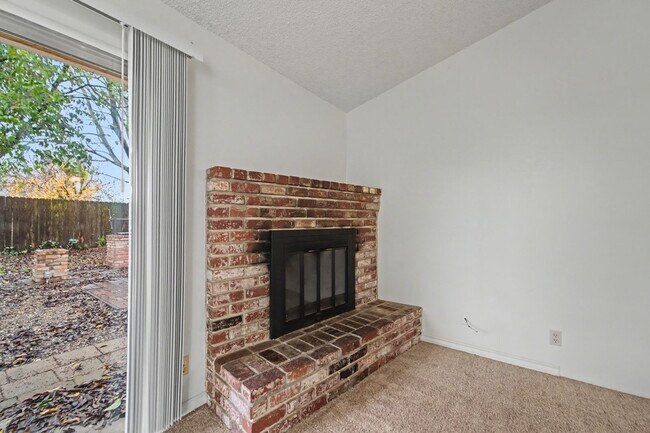 Building Photo - Sweet 3-Bedroom With a Fireplace Vibe