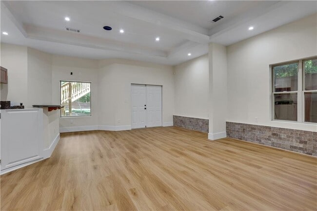 Building Photo - 3228 Silver Lake Dr NE