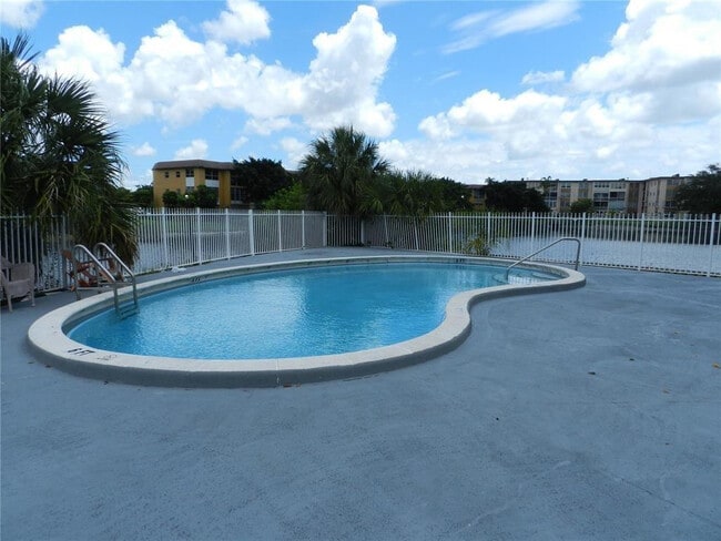 Building Photo - 5335 NW 10th Ct