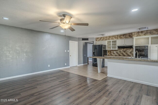 Building Photo - 3236 S Kenwood Ln