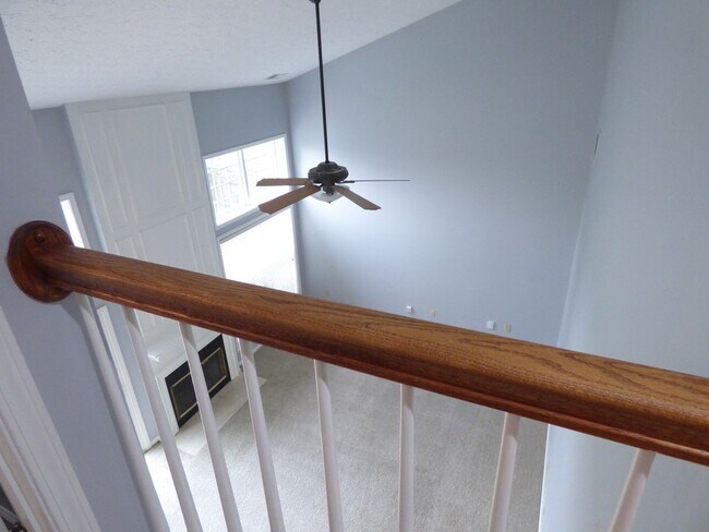 Building Photo - Lovely, Spacious 4 BR House! Vaulted Ceili...