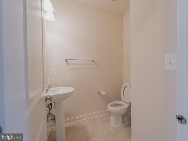 Building Photo - 22595 Windsor Locks Square