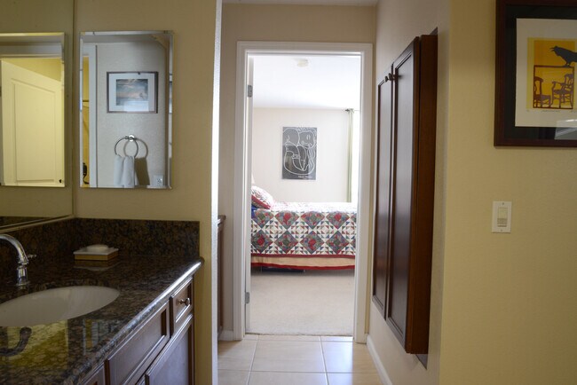 Building Photo - 7320 Hawthorn Ave