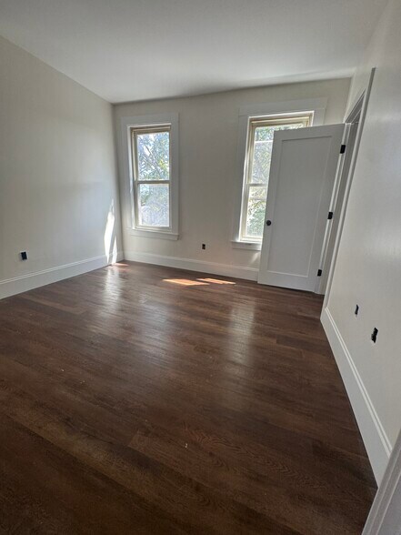 Building Photo - 10 Hunting St