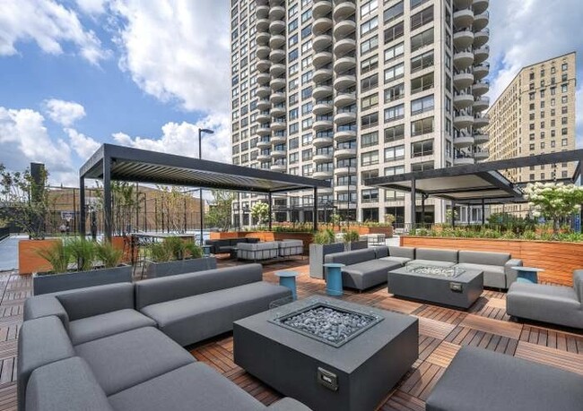 Outdoor mezzanine lounge area - 2020 N Lincoln Park W