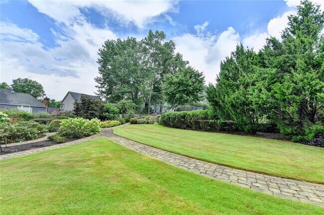 Building Photo - 2611 Briers N Dr