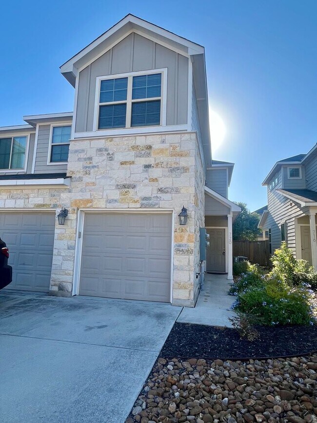 Building Photo - Fabulous Townhome in New Braunfels 3/2.5 ~ Minutes from Gruene ~ Move in Ready!