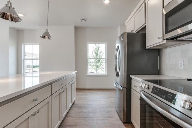 Building Photo - Urban living in Edmond