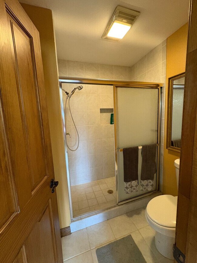 Building Photo - Vacation Rental: Golf Course Views Country...