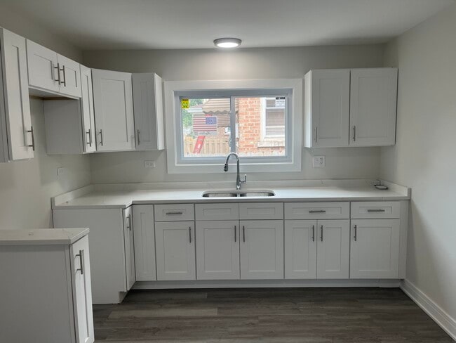 Building Photo - 13709 S School St