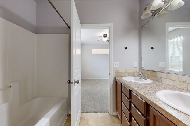 Building Photo - Beautifully maintained 3 bedroom 2.5 bath home