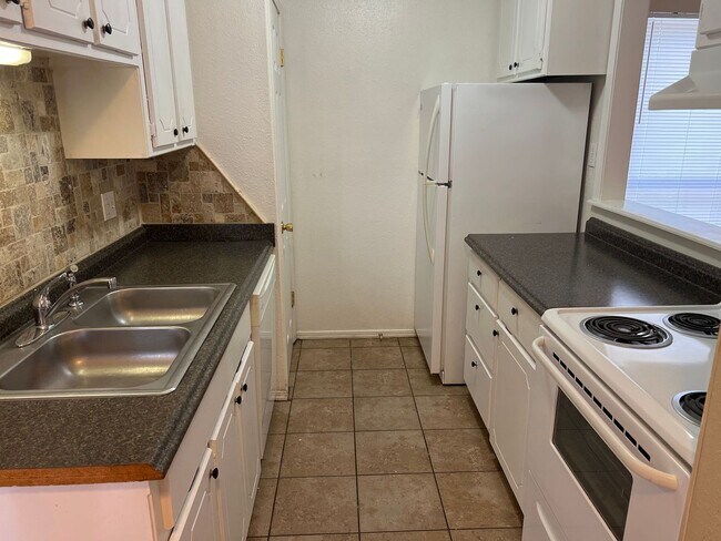 Building Photo - 1200 N Cedar Ave