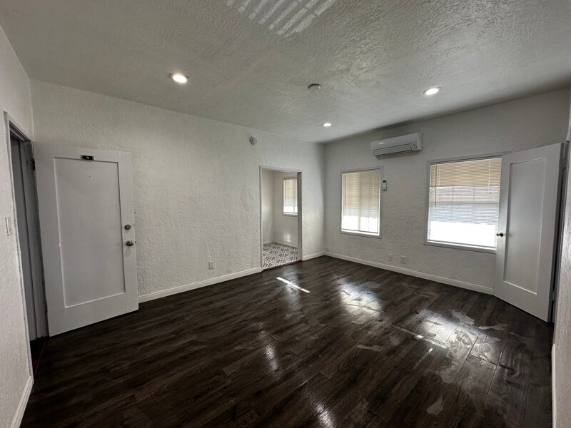 Building Photo - 216 E Valencia Ave