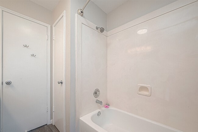 Building Photo - 2323 Pine Cone Dr