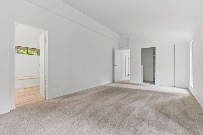 Building Photo - Single level Bainbridge Island home