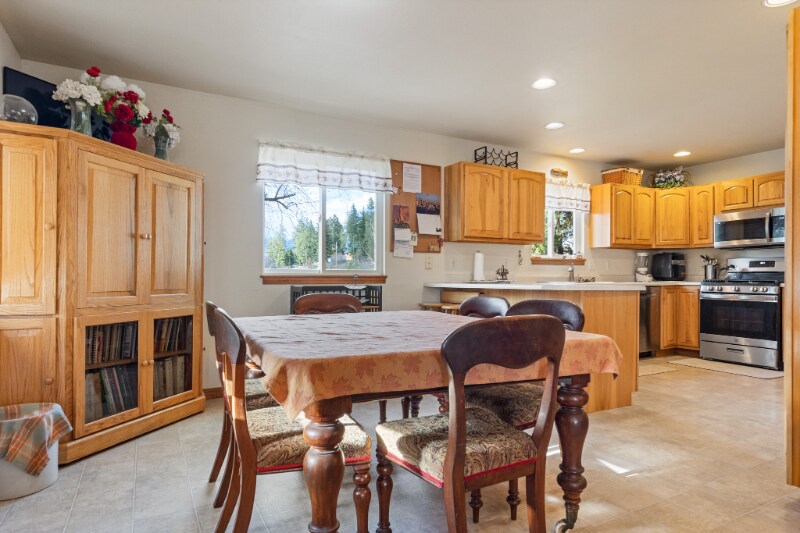 Building Photo - 670 Riverside Rd